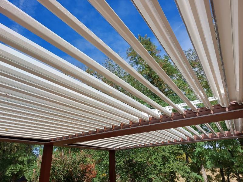 Pergola bioclimatique adossée en aluminium : un abri intelligent pour une terrasse agréable toute l'année