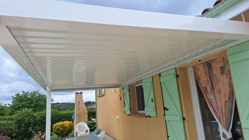 Pergola bioclimatique autoportée à lames orientables : optez pour une régulation naturelle de la température et de la luminosité