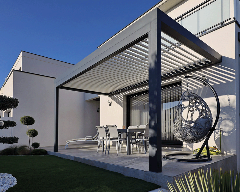 pergolas bioclimatique noire creation et installation sur mesure dans toute l'Ariege