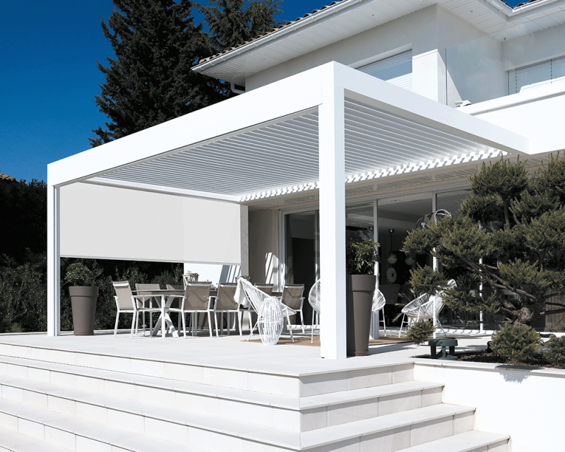 installation d'une pergola bioclimatique noire pour terrasse avec escaliers proche de Toulouse 31 et 09