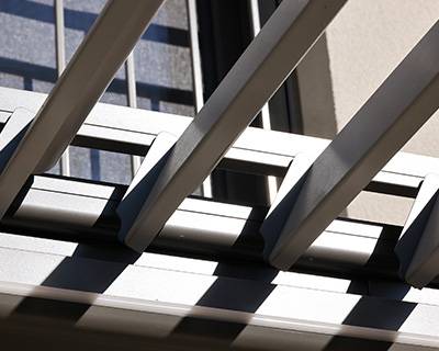 pergola bioclimatique à lames orientables noires à Foix 09