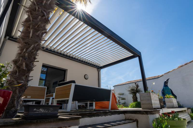 Pergola bioclimatique rétractable à lames 100% aluminium : solution design et performante pour votre terrasse