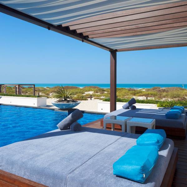 Installation d'une pergola bioclimatique proche d'une piscine en Ariège