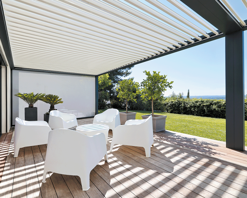 pergolas bioclimatique à lames orientables blanches sur terrasse maison plain pied installation sur mesure à Pamiers
